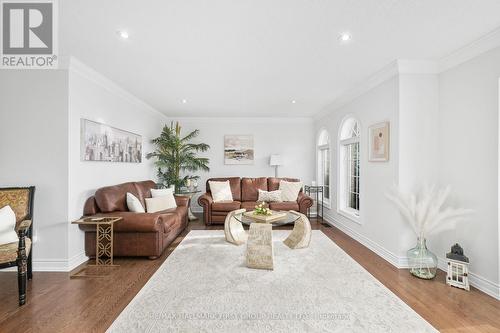 10 Meadow Drive, Kawartha Lakes, ON - Indoor Photo Showing Living Room