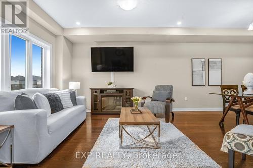 152 Cittadella Boulevard, Hamilton (Hannon), ON - Indoor Photo Showing Living Room