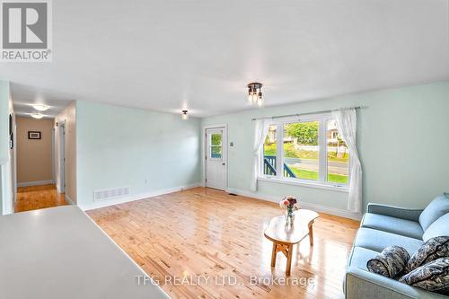 39 O'Brien Street, Marmora And Lake, ON - Indoor Photo Showing Living Room