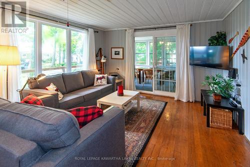 130 Driftwood Village Drive, Kawartha Lakes, ON - Indoor Photo Showing Living Room