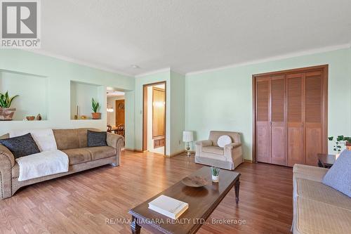 1 Nello Street, St. Catharines, ON - Indoor Photo Showing Living Room