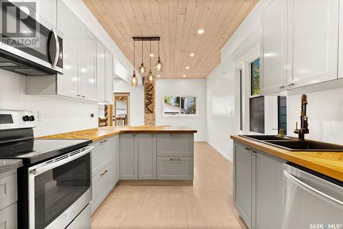 2311 Quebec Street, Regina, SK - Indoor Photo Showing Kitchen With Double Sink With Upgraded Kitchen