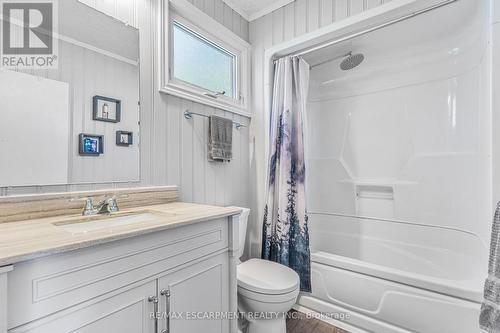 34 Murray Street, Grimsby (Grimsby West), ON - Indoor Photo Showing Bathroom