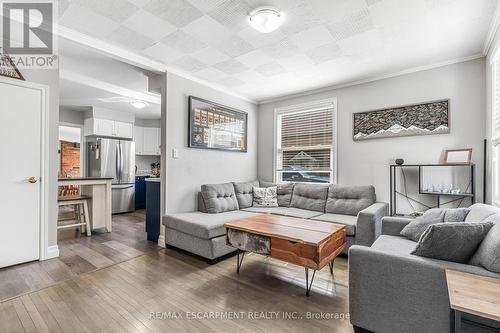 34 Murray Street, Grimsby (Grimsby West), ON - Indoor Photo Showing Living Room