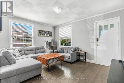 34 Murray Street, Grimsby (Grimsby West), ON - Indoor Photo Showing Living Room