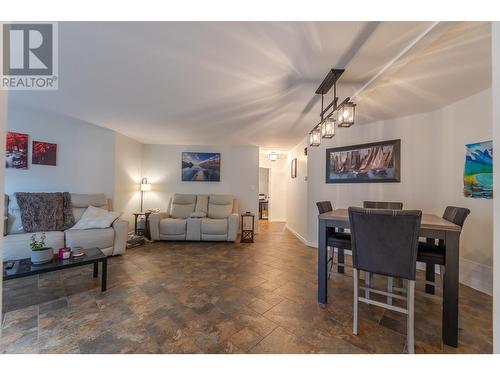 805 Comox Street Unit# 143, Penticton, BC - Indoor Photo Showing Living Room