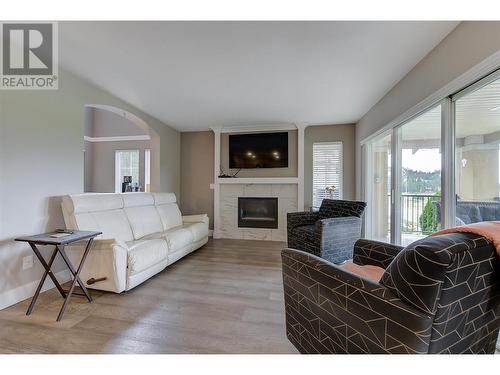 2320 Country Club Drive, Kelowna, BC - Indoor Photo Showing Living Room With Fireplace