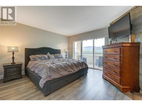 2320 Country Club Drive, Kelowna, BC - Indoor Photo Showing Bedroom