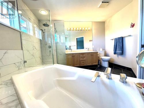 2320 Country Club Drive, Kelowna, BC - Indoor Photo Showing Bathroom