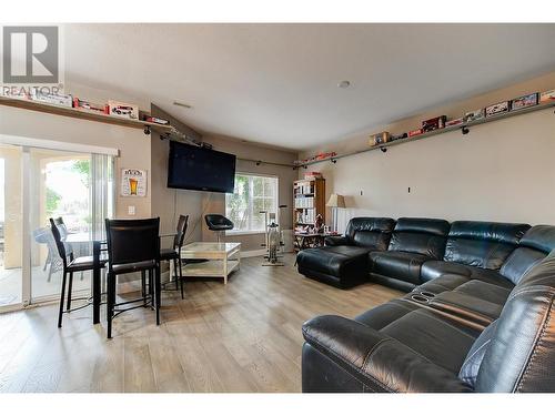 2320 Country Club Drive, Kelowna, BC - Indoor Photo Showing Living Room