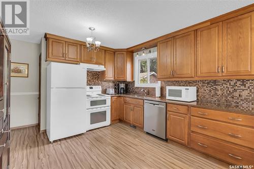 2714 Louise Street, Saskatoon, SK - Indoor Photo Showing Kitchen