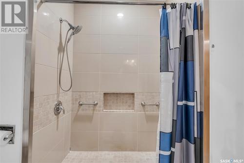 2714 Louise Street, Saskatoon, SK - Indoor Photo Showing Bathroom