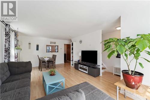 2424 Falcon Avenue, Ottawa, ON - Indoor Photo Showing Living Room