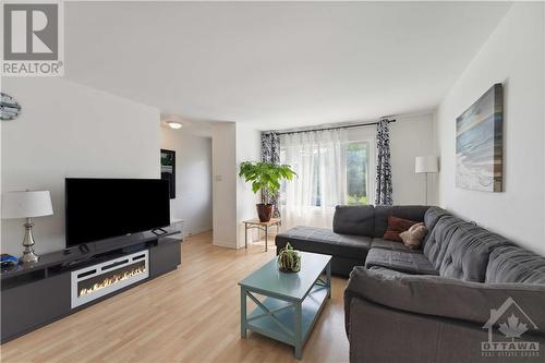 2424 Falcon Avenue, Ottawa, ON - Indoor Photo Showing Living Room