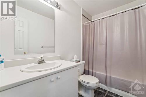 2nd floor bath - 1075 Normandy Crescent, Ottawa, ON - Indoor Photo Showing Bathroom