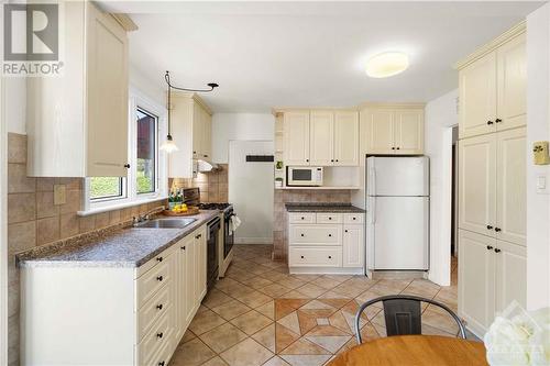 71 Viewmount Drive, Ottawa, ON - Indoor Photo Showing Kitchen