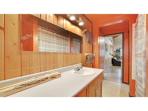 4764 Forsters Landing Road, Radium Hot Springs, BC - Indoor Photo Showing Bathroom