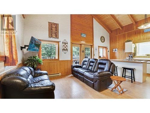 4764 Forsters Landing Road, Radium Hot Springs, BC - Indoor Photo Showing Living Room