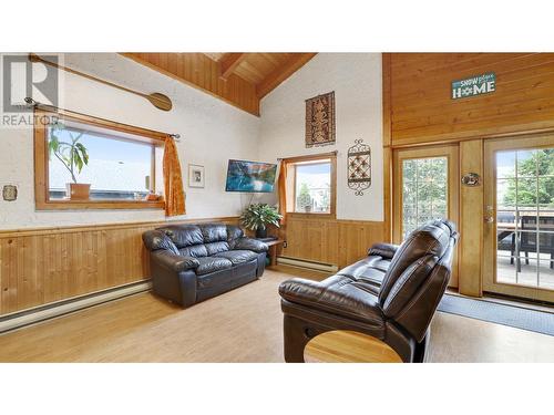 4764 Forsters Landing Road, Radium Hot Springs, BC - Indoor Photo Showing Living Room