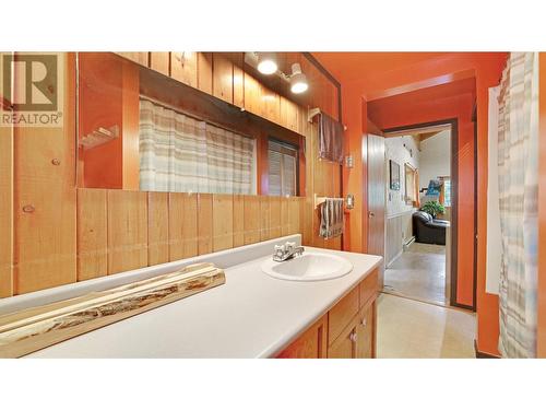 4764 Forsters Landing Road, Radium Hot Springs, BC - Indoor Photo Showing Bathroom