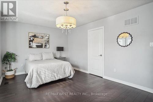 239 Sawmill Valley Drive, Newmarket, ON - Indoor Photo Showing Bedroom