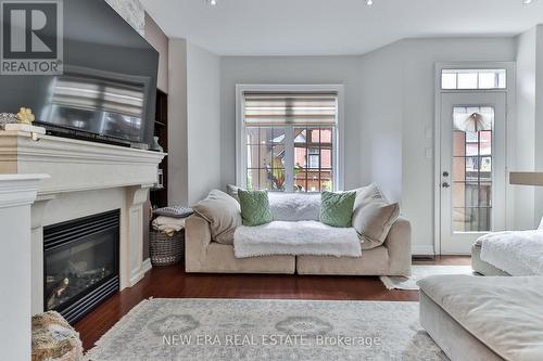 5 Sibella Way, Vaughan, ON - Indoor Photo Showing Living Room