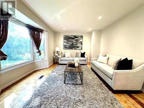 273 Spring Gate Boulevard, Vaughan (Crestwood-Springfarm-Yorkhill), ON - Indoor Photo Showing Living Room