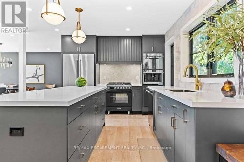 928 Glen Acres Court, Burlington (Lasalle), ON - Indoor Photo Showing Kitchen With Upgraded Kitchen