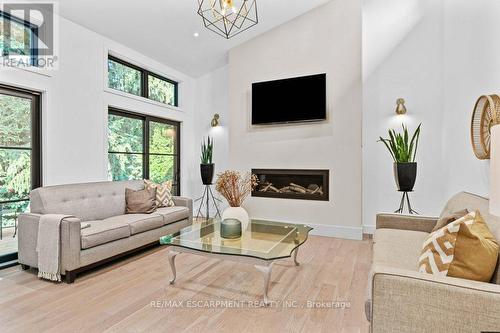 928 Glen Acres Court, Burlington, ON - Indoor Photo Showing Living Room With Fireplace