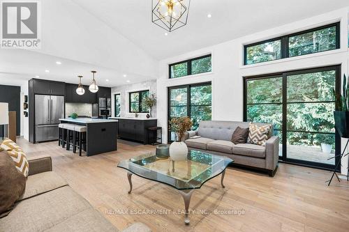 928 Glen Acres Court, Burlington (Lasalle), ON - Indoor Photo Showing Living Room