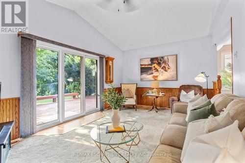 5417 Sheldon Park Drive, Burlington, ON - Indoor Photo Showing Living Room