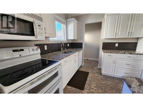 128 Red Willow Avenue, Tumbler Ridge, BC - Indoor Photo Showing Kitchen With Double Sink