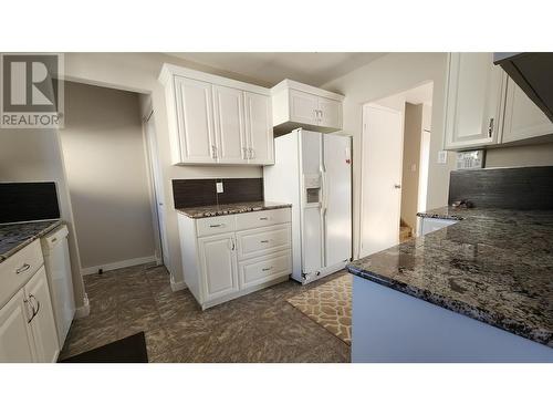 128 Red Willow Avenue, Tumbler Ridge, BC - Indoor Photo Showing Kitchen