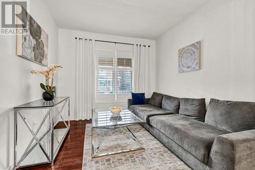 17 Avalon Place, Hamilton (Gibson), ON - Indoor Photo Showing Living Room