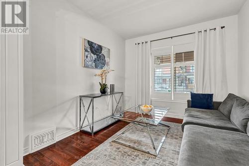 17 Avalon Place, Hamilton (Gibson), ON - Indoor Photo Showing Living Room