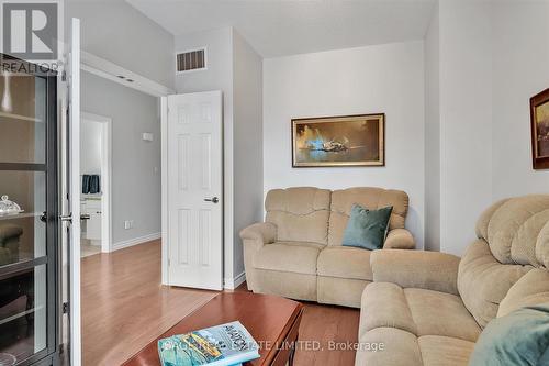 103 South Harbour Drive, Kawartha Lakes, ON - Indoor Photo Showing Living Room