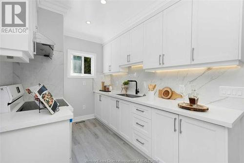 572 Oak, Windsor, ON - Indoor Photo Showing Kitchen