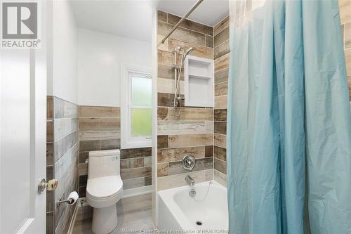 572 Oak, Windsor, ON - Indoor Photo Showing Bathroom