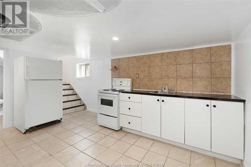 572 Oak, Windsor, ON - Indoor Photo Showing Kitchen