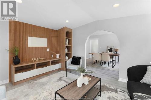 572 Oak, Windsor, ON - Indoor Photo Showing Living Room