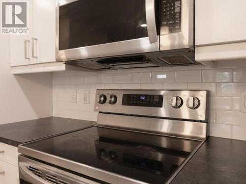 107-2009 Centennial Street, Whitehorse, YT - Indoor Photo Showing Kitchen