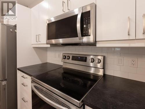 107-2009 Centennial Street, Whitehorse, YT - Indoor Photo Showing Kitchen