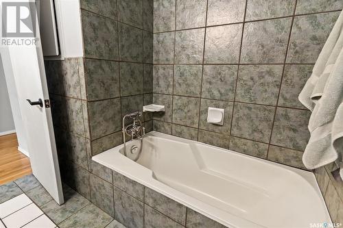 675 21St Street W, Prince Albert, SK - Indoor Photo Showing Bathroom