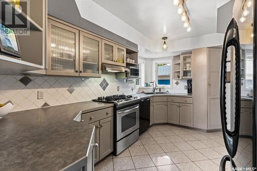 675 21St Street W, Prince Albert, SK - Indoor Photo Showing Kitchen