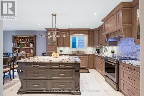 182 Clover Leaf Street, Vaughan (East Woodbridge), ON - Indoor Photo Showing Kitchen With Upgraded Kitchen