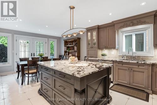 182 Clover Leaf Street, Vaughan (East Woodbridge), ON - Indoor Photo Showing Kitchen With Upgraded Kitchen