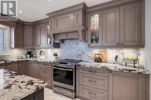 182 Clover Leaf Street, Vaughan (East Woodbridge), ON - Indoor Photo Showing Kitchen With Upgraded Kitchen