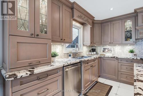 182 Clover Leaf Street, Vaughan (East Woodbridge), ON - Indoor Photo Showing Kitchen With Double Sink With Upgraded Kitchen