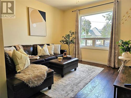 818 St. Luke Road, Windsor, ON - Indoor Photo Showing Living Room