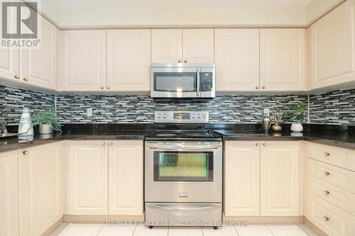 38 Sams Crescent, Brampton (Fletcher'S Meadow), ON - Indoor Photo Showing Kitchen With Upgraded Kitchen